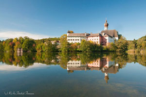 Persönlicher Tipp vom Meisterbauerhof – der Höglwörther See mit seinem historischen Kloster