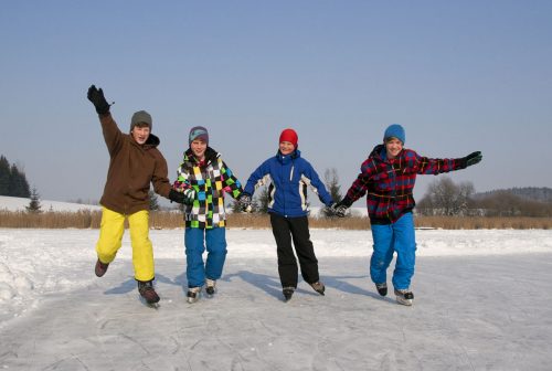 Kinder beim Eislaufen im Winterurlaub