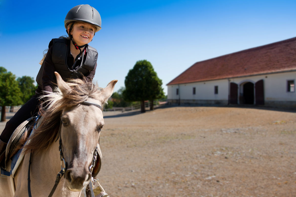 Erste Reiterfahrungen bei Ferien auf dem Bauernhof