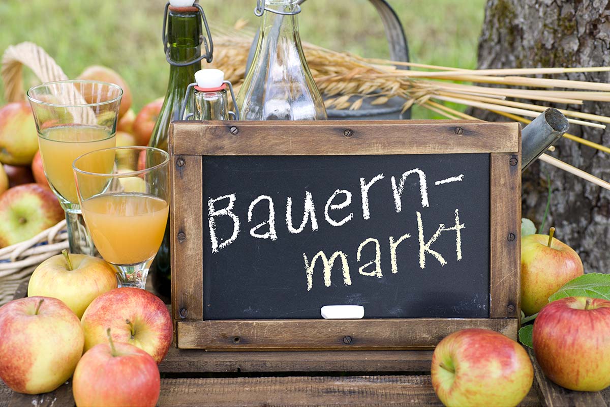 Bauernmarkt mit frischen Äpfeln und Apfelsaft – regionale Produkte direkt vom Erzeuger in Deutschland