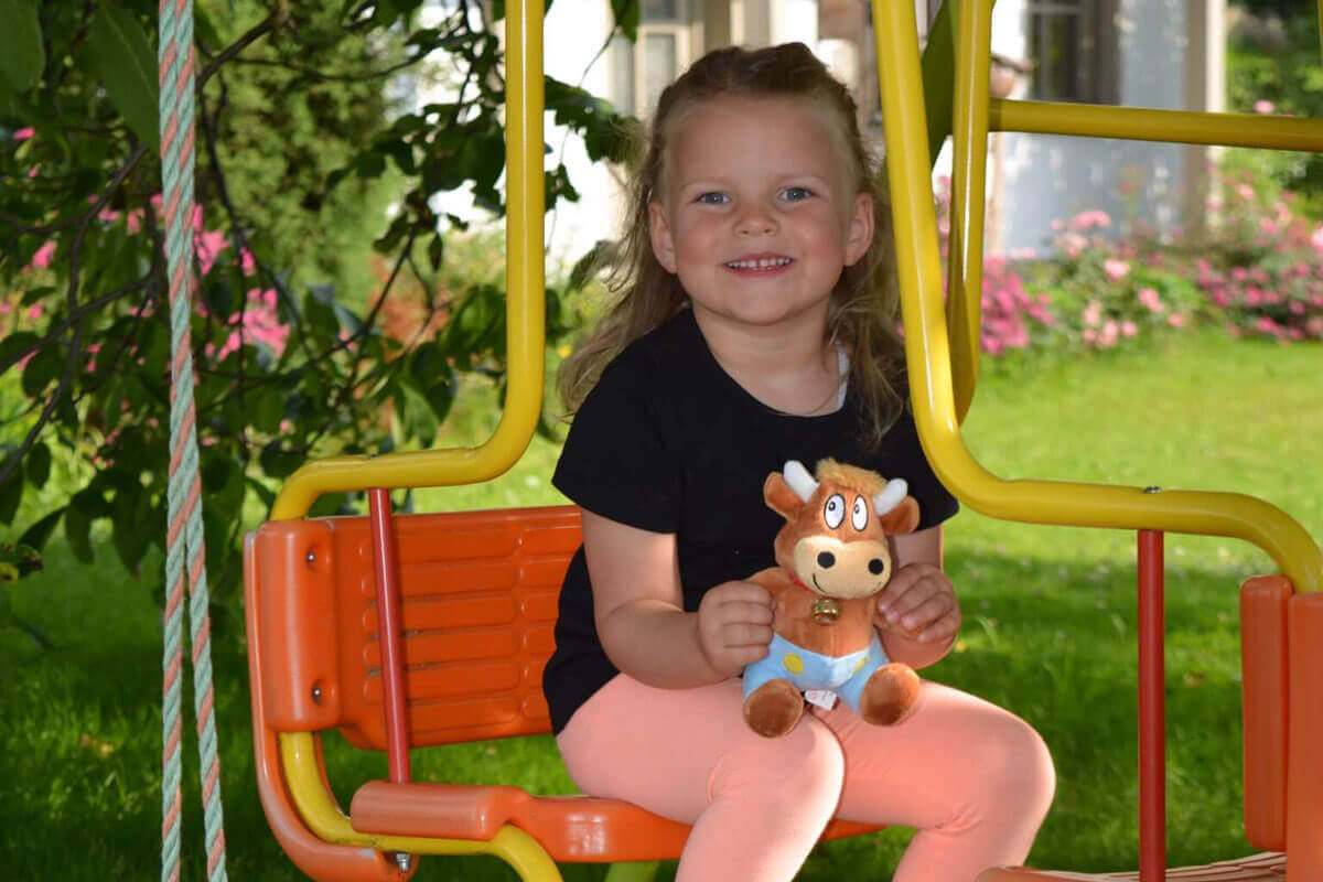 Gute Freunde - Friederike und Emilia auf der Schaukel Ferienhof-Kilger-Friederikes-Reisetagebuch-Schaukel