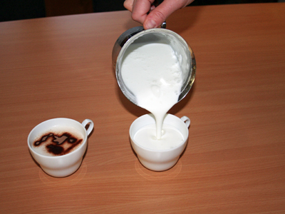 Milchschaum mit 1,5% H-Milch und Eiswürfel