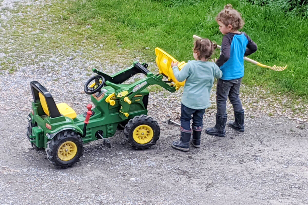 Kinder finden immer Action am Hof Kinder finden immer Action am Hof