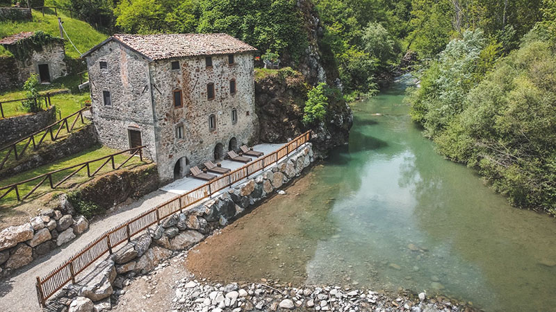 Historisches Steinhaus des Agriturismo Rancone Lodges direkt am Flusslauf bei Camporgiano in der Garfagnana