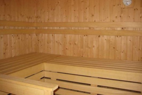 Saunabänke im Wellnessbereich