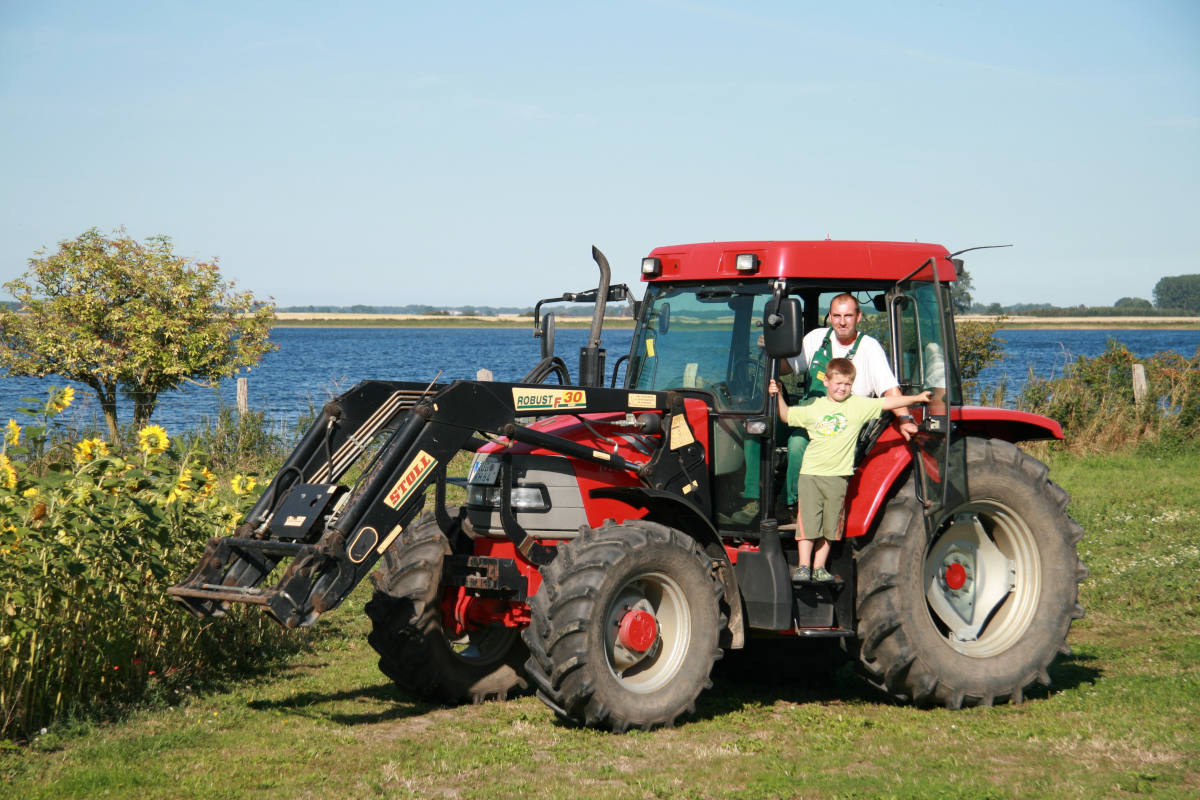 Traktorfahren auf dem Erlebnis-Bauernhof Kliewe
