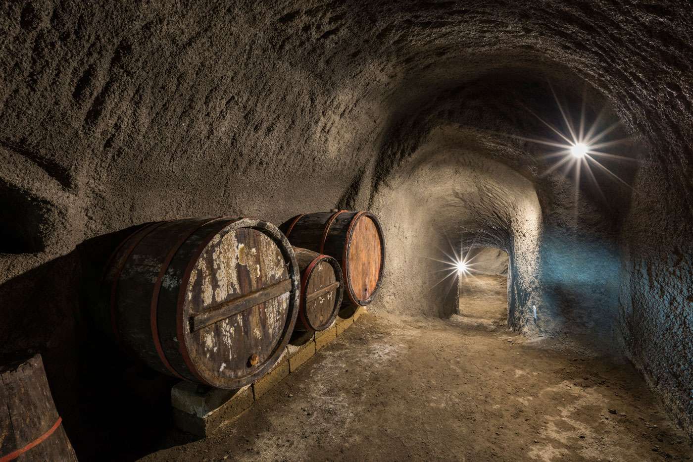 Historischer Weinkeller mit alten Holzfässern im Agriturismo Casone bei Montefiascone, Italien