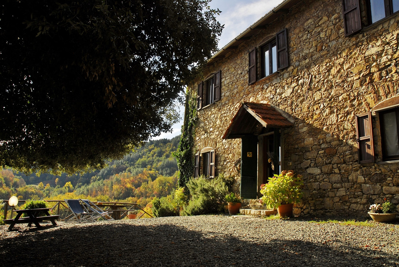 Außenansicht des Agriturismo Giandriale in Ligurien, eingebettet in Hügel und Wald