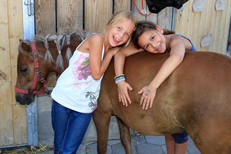Kinder lieben die Ponys auf dem Stroblhof